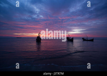 Barche da pesca sulla baia del Bengala al Saint Martin's Island, localmente noto come Narkel Jinjira. Cox's Bazar, Bangladesh. Foto Stock