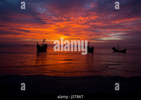 Barche da pesca sulla baia del Bengala al Saint Martin's Island, localmente noto come Narkel Jinjira. Cox's Bazar, Bangladesh. Foto Stock