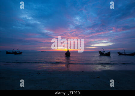 Barche da pesca sulla baia del Bengala al Saint Martin's Island, localmente noto come Narkel Jinjira. Cox's Bazar, Bangladesh. Foto Stock