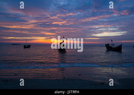 Barche da pesca sulla baia del Bengala al Saint Martin's Island, localmente noto come Narkel Jinjira. Cox's Bazar, Bangladesh. Foto Stock