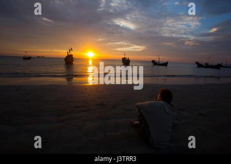 Barche da pesca sulla baia del Bengala al Saint Martin's Island, localmente noto come Narkel Jinjira. Cox's Bazar, Bangladesh. Foto Stock