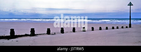 Una vista panoramica della spiaggia e inguine a Borth in Galles Centrale Foto Stock