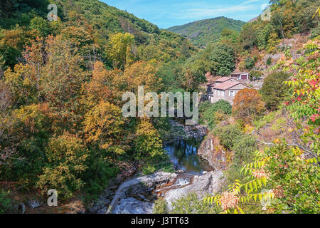 Antraigues sur Volane è un comune francese nel dipartimento dell'Ardèche in Auvergne-Rhône-Alpes, regione a sud della Francia. Foto Stock