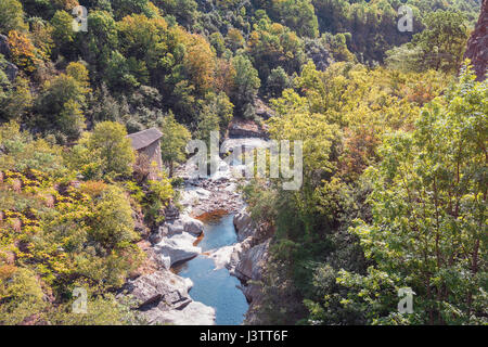 Antraigues sur Volane è un comune francese nel dipartimento dell'Ardèche in Auvergne-Rhône-Alpes, regione a sud della Francia. Foto Stock