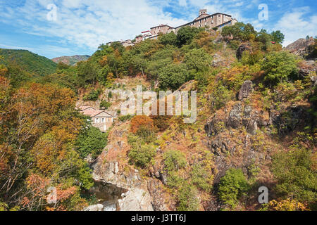 Antraigues sur Volane è un comune francese nel dipartimento dell'Ardèche in Auvergne-Rhône-Alpes, regione a sud della Francia. Foto Stock