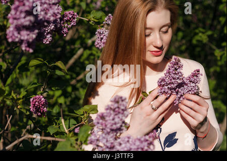 Bella Donna con fiori lilla dermocosmesi Foto Stock