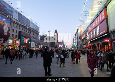 La strada dello shopping di Wangfujing nel centro di Pechino, Cina, 23 febbraio 2016. Foto Stock