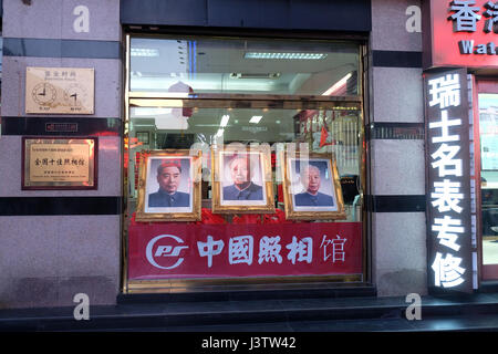 I ritratti di tre famosi politici cinesi in vetrina sulla famosa Wangfujing Street nel centro di Pechino, Cina, 23 febbraio Foto Stock