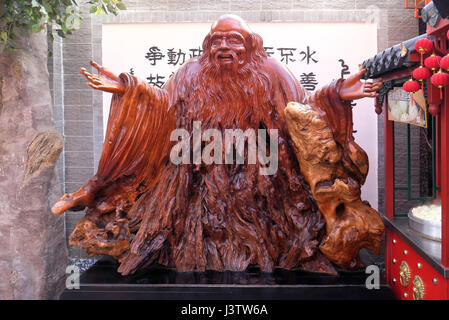 Statua sul piedistallo di cinesi uomo saggio Confucio. Egli era un quinto secolo A.C. insegnante, uomo politico e filosofo ed è ampiamente rev Foto Stock