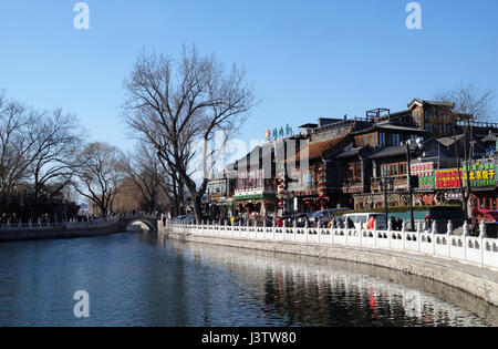 Architettura tradizionale sulla passeggiata lungo l'Houhai Lake, la zona è conosciuta anche come Shichihai e consiste di tre laghi i Foto Stock