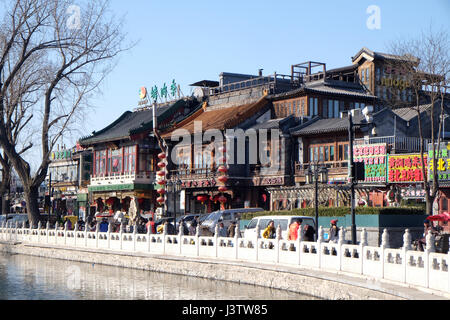 Architettura tradizionale sulla passeggiata lungo l'Houhai Lake, la zona è conosciuta anche come Shichihai e consiste di tre laghi i Foto Stock