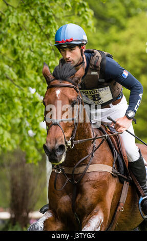 Il pilota francese Nicolas Astier concorrenti sulla Piaf de B'Neville al Badminton Horse Trials 2017. Foto Stock