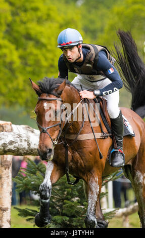 Il pilota francese Nicolas Astier concorrenti sulla Piaf de B'Neville al Badminton Horse Trials 2017. Foto Stock