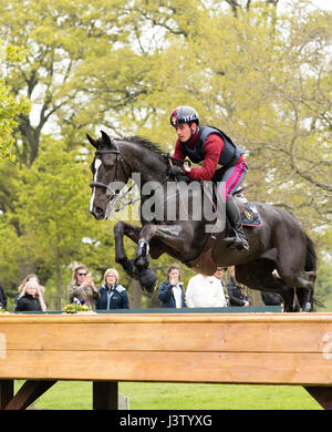 Il pilota italiano Pietro Sandei concorrenti a Badminton Horse Trials 2017 Foto Stock