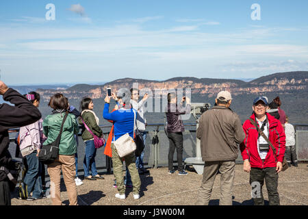 I turisti ed i visitatori a Echo Point Lookout in Katoomba,Montagne Blu,l'Australia Foto Stock