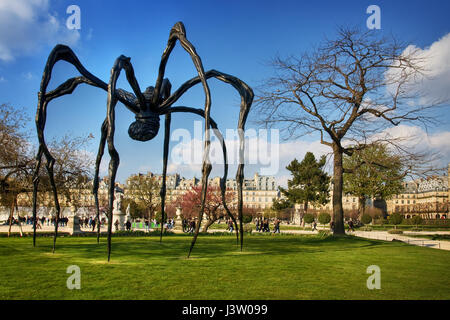 La maman, un gigantesco ragno scultura di Louise Bourgeois, è in piedi fuori a Grand Bassin rond che è situato vicino al Giardino delle Tuileries. Parigi. fr Foto Stock