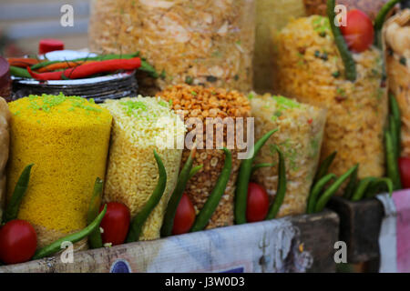 Bombay mix di cibo di strada a Nuova Delhi, India Foto Stock