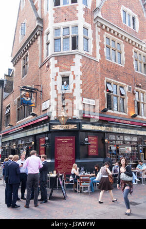 Persone di bere al di fuori della testa di Shakespeare public house sull'angolo del luogo Foubert e Great Marlborough Street a Londra, Inghilterra Foto Stock