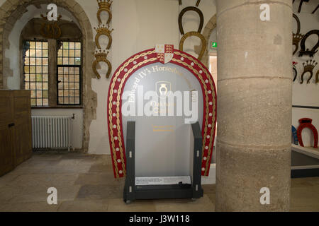 Cavalcate sulle pareti interne del castello di Oakham in Rutland che viene ancora utilizzato come una corte Foto Stock