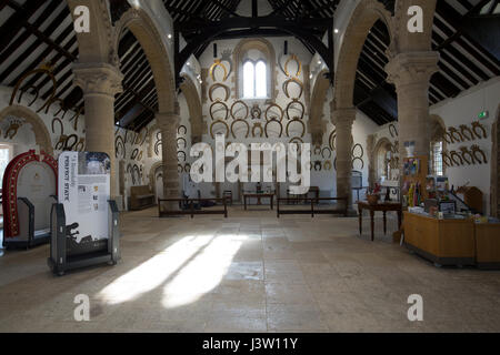 Cavalcate sulle pareti interne del castello di Oakham in Rutland che viene ancora utilizzato come una corte Foto Stock