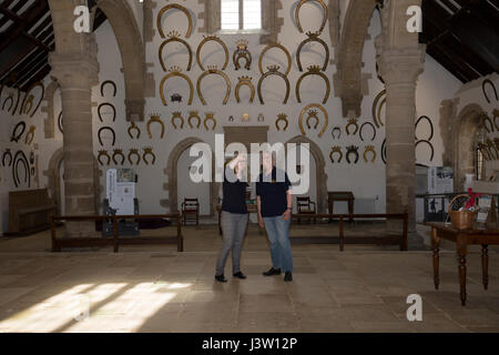 Cavalcate sulle pareti interne del castello di Oakham in Rutland che viene ancora utilizzato come una corte Foto Stock