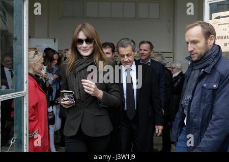 Parigi, Francia. 07 Maggio, 2017. Carla Bruni lascia la stazione di polling. L'ex Presidente francese Nicolas Sarkozy ha gettato il suo voto di tre ore dopo l'apertura delle urne in una scuola di Parigi. Egli era accompagnato da sua moglie la cantante Carla Bruni. Credito: Michael Debets/Pacific Press/Alamy Live News Foto Stock