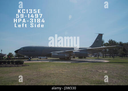 Una vista laterale sinistra di una 108th ala, New Jersey Air National Guard, KC-135E seduto sul display in corrispondenza del giunto di baseGuire-Dix Mc-Lakehurst, New Jersey, 3 aprile 2017. KC-135E, 59-1497, HPA-3184, lato sinistro Foto Stock