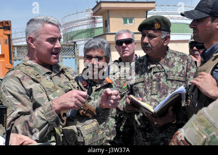 KABUL, Afghanistan (12 aprile 2017) - Il Mag. Gen. Richard G. Kaiser, comandante generale combinata di sicurezza comando di transizione - Afghanistan tours ai magazzini dell'Unione afgano Trasporti e logistica a fianco di un team consultivo dal sostegno deciso di valutare lo stato delle distribuzioni in corso di forniture e identificare il treno, consigliare e assistere le opportunità per rassicurare tutti Corps sono adeguatamente attrezzate. (U.S. Navy foto di tenente j.g. Egdanis Torres Sierra, combinata di sicurezza comando di transizione CSTC-un affari pubblici) Foto Stock