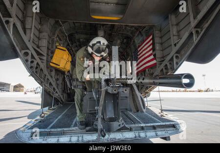 170420-N-TB410-0309 GOLFO ARABICO (20 aprile 2017) Aircrewman navale di terza classe Shannon Hayes, assegnato all'Blackhawks di elicottero di contromisure Mine Squadron (HM) 15 distacco 2, si prepara un GUA-21 .calibro 50 mitragliatrice sul retro di un MH-53E mare Dragon prima di una evoluzione di formazione al largo del Bahrein. HM-15 è assegnato alla Task Force 52, promuovere la mia attività di contromisura NEGLI STATI UNITI Quinta Flotta area di operazioni. (U.S. Foto di Marina di Massa lo specialista di comunicazione 1a classe Joshua Bryce Bruns) Foto Stock