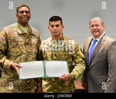 Esercito il sergente di prima classe Jason Gogue, Ispettore Generale, National Guard Bureau, riceve l'esercito encomio Medal dall esercito Lt. Col. Garry Dodard, Ispettore Generale, Guam Guardia Nazionale e Tony West, l'Ispettore Generale, Guardia Nazionale Ufficio di presidenza durante il 2017 NG IG workshop, all'Herbert R. Tempio, Jr. esercito nazionale Guard Readiness Center di Arlington, Virginia, 21 aprile 2017. Gogue ha ricevuto il premio per il servizio meritevole mentre serve come assistente ispettore generale, Guam ARNG da agosto 2014-gennaio 2017. (Air National Guard foto di Master Sgt. David Eichaker/rilasciato) Foto Stock