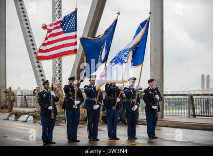 Un colore comune guard composta di membri del Kentucky Esercito e Air National Guard presente i colori per il kick off del tuono su Louisville air show presso il downtown waterfront a Louisville, KY., 22 aprile 2017. L'evento, che dispone di più di una dozzina di aeromobili militari, è cresciuta fino a diventare il più grande singolo annuale-day air show in America. (U.S. Air National Guard foto di Lt. Col. Dale Greer) Foto Stock