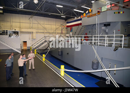 170425-N-IK959-893 grandi laghi, Ill., (25 aprile 2017) Aviation Ordnanceman 1a classe Matteo Timour, un facilitator per la USS Marlinspike linea Trainer di manipolazione, ricorda la nave al coperto a Vice Adm. Antonio Fernando Garcez Faria, Capo della Marina brasiliana di formazione, durante un tour di assumere il comando di formazione (RTC). (U.S. Navy foto di Scott A. Thornbloom/rilasciato) Foto Stock