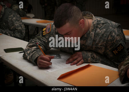 Stati Uniti Army Sgt. Mitchell Stogel si prepara per la terra la fase di navigazione dell'Esercito nazionale della guardia Regione 1 miglior guerriero concorrenza su base comuneGuire-Dix Mc-Lakehurst, N.J., 25 aprile 2017. Quattordici i soldati sono in competizione nella tre giorni di manifestazione, 25-27 aprile 2017, che presenta gli eventi temporizzati, tra cui Urban Warfare simulazioni, un 12-Mile ruck marzo, navigazione terrestre e l'esercito fisica Test. I due vincitori andranno a competere nel 2017 esercito nazionale Guard guerriero migliore concorrenza per essere nominato l'esercito della Guardia best-of-the-best e guadagnare il titolo di Del Soldato e Noncommission Foto Stock