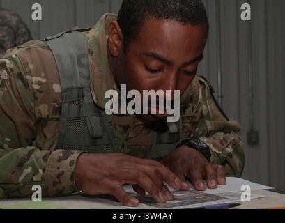 Stati Uniti Army Sgt. Daniel Beachum si prepara per la terra la fase di navigazione dell'Esercito nazionale della guardia Regione 1 miglior guerriero concorrenza su base comuneGuire-Dix Mc-Lakehurst, N.J., 25 aprile 2017. Quattordici i soldati sono in competizione nella tre giorni di manifestazione, 25-27 aprile 2017, che presenta gli eventi temporizzati, tra cui Urban Warfare simulazioni, un 12-Mile ruck marzo, navigazione terrestre e l'esercito fisica Test. I due vincitori andranno a competere nel 2017 esercito nazionale Guard guerriero migliore concorrenza per essere nominato l'esercito della Guardia best-of-the-best e guadagnare il titolo di Del Soldato e Noncommissione Foto Stock