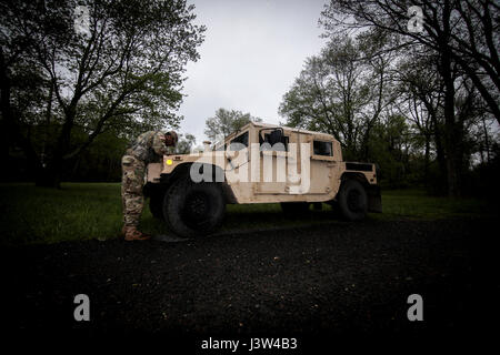 Stati Uniti Army Sgt. Daniel Beachum si prepara per la terra la fase di navigazione dell'Esercito nazionale della guardia Regione 1 miglior guerriero concorrenza su base comuneGuire-Dix Mc-Lakehurst, N.J., 25 aprile 2017. Quattordici i soldati sono in competizione nella tre giorni di manifestazione, 25-27 aprile 2017, che presenta gli eventi temporizzati, tra cui Urban Warfare simulazioni, un 12-Mile ruck marzo, navigazione terrestre e l'esercito fisica Test. I due vincitori andranno a competere nel 2017 esercito nazionale Guard guerriero migliore concorrenza per essere nominato l'esercito della Guardia best-of-the-best e guadagnare il titolo di Del Soldato e Noncommissione Foto Stock