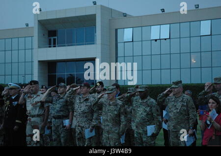 Il Mag. Gen. Blake C. Ortner, comandante della Task Force Spartan, ricorda di Anzac Day presso l Ambasciata Austrailian in Kuwait City in Kuwait. La cerimonia ricorda il Austrailian e Nuova Zelanda le forze in atterraggio a Gallipolli, la Turchia il 25 aprile 1915. Foto Stock