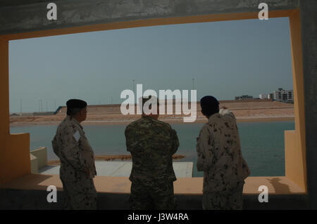 Il Mag. Gen. Blake C. Ortner, destra, il comandante della Task Force Spartan, tours Il Al-Hamra Combat Training Center negli Emirati Arabi Uniti durante l'esercizio ferro Taloni Aprile 26, 2017. Ferro da stiro Taloni costruisce la capacità del partner e interoperabilità fornendo realistico il funzionamento urbano scenari di addestramento. (Foto di Master Sgt. Sean McCollum) Foto Stock