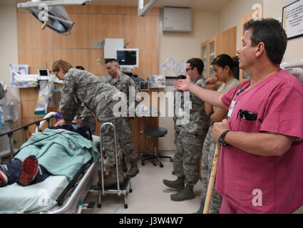 Dale Rowell, 81st operazioni mediche Squadron caposala, incarica i membri del personale come loro di partecipare in una emergenza medica scenario durante il codice blu giovedì in Keesler Medical Center stanza di emergenza 27 aprile 2017, sul Keesler Air Force Base, Miss. Sala di emergenza i membri dello staff coordinato con il laboratorio di simulazione per uso umano simulatori di paziente per l'esecuzione di varie tecniche di rianimazione avanzata scenari per migliorare Keesler la nuova medical tecnici' competenze e ottenere loro familiarità con le attrezzature di emergenza. (U.S. Air Force foto di Kemberly Groue) Foto Stock