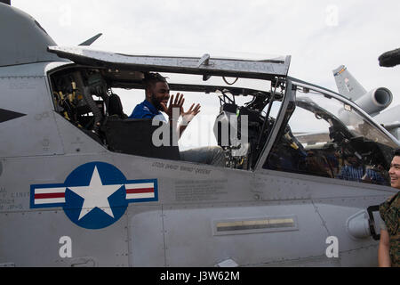 New York Giants sicurezza Landon Collins si siede nella cabina di pilotaggio di un AH-1W Super Cobra a base comuneGuire-Dix Mc-Lakehurst, N.J. Aprile 29. Collins e altri tre giganti hanno visitato la base sul terzo giorno del 2017 N.F.L. Progetto per rendere le squadre selezioni. (U.S. Air Force foto di Senior Airman Joshua King) Foto Stock