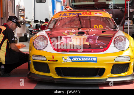 Membro di equipaggio controllo pneumatico sulla Porsche GT3 Cup Challenge 2014 auto Foto Stock