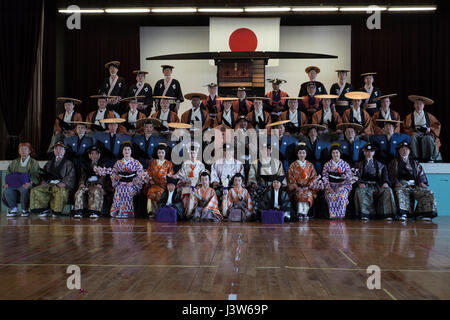 I partecipanti posano per una foto di gruppo durante il quarantesimo annuale ponte Kintai Festival in Iwakuni City, Giappone, 29 Aprile, 2017. Il festival dà Marines a prendere una parte attiva nel celebrare la storia di Iwakuni da indossare le tradizionali costumi giapponesi e attraversando il ponte Kintai. Eventi come questi aiutano Marines per saperne di più sulla storia del Giappone, mentre la creazione di interazioni positive con i loro omologhi giapponesi. (U.S. Marine Corps foto di Sgt. Nathan stoppini) Foto Stock