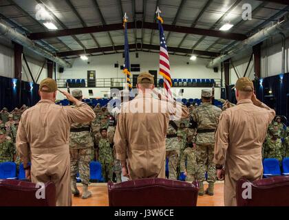 170429-N-EP641-057 doha, Qatar (29 aprile 2017) - Capt. Rob Patrick, la Cmdr. Derrick Eastman e Cmdr. Il Ciad Livingston salutiamo l'alfiere durante un cambiamento di cerimonia di comando per Patrol Squadron (VP) 46 detenuti nella coalizione composto Theatre a bordo Al Udeid Air Base. Eastman assume la posizione di 82comandante. VP-46 è attualmente implementata in 5th, sesto e settimo flotta aree di responsabilità a sostegno di funzionamento inerenti a risolvere e ridare speranza. (U.S. Foto di Marina di Massa lo specialista di comunicazione di terza classe Alex Cole/rilasciato) Foto Stock