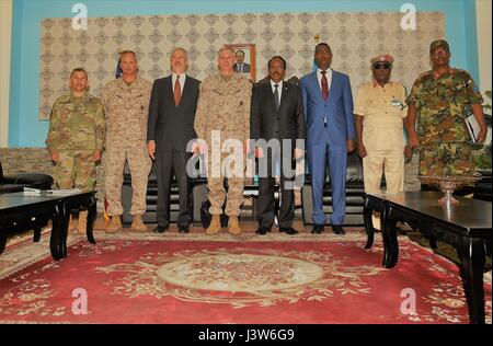 Stati Uniti Africa comandante del Comando U.S. Marine Corps gen. Thomas D. Waldhauser, degli Stati Uniti e Presidente della Somalia Mohamed Abdullahi Mohamed, noto con il suo soprannome "Farmajo", al fianco dei loro rispettivi dignitari e cricca militare dopo la loro riunione a Mogadiscio International Airport, Somalia, Aprile 29, 2017. Con i suoi partner, USAFRICOM lavora per neutralizzare le minacce transnazionali, proteggere il personale degli Stati Uniti e di strutture, prevenire e ridurre i conflitti e costruire le capacità di difesa per promuovere la stabilità regionale e la prosperità. (U.S. Air National Guard foto di Tech. Sgt. Andria Allmond) Foto Stock