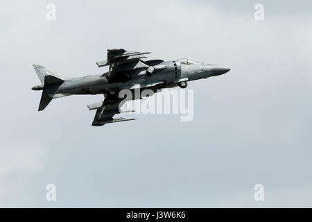 Un AV-8B Harrier II vola sopra i 2017 Air Show a bordo di Marine Corps Air Station Beaufort, 30 aprile. MCAS Beaufort ospita l'air show al fine di portare la comunità insieme e dimostrare U.S. Marine Corps Aviation elemento di combattimento e Marine Air-Ground Task Force funzionalità. Foto Stock