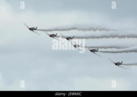Sei aerei SNJ-2 si esibiscono al MCAS Beaufort Air Show del 2017, parte del team Geico Skytypers, che mette in mostra al pubblico l'aviazione militare, gli aerei d'epoca della seconda guerra mondiale e le capacità del corpo dei Marines e della Marina. Foto Stock