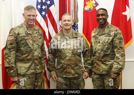 (Da sinistra) Il Mag. Gen. Joseph Harrington, U.S. Esercito comandante in Africa, il comando Sgt. Il Mag. John Troxell, senior advisor del Presidente del Comune di capi di Stato Maggiore e il comando Sgt. Il Mag. Christopher Gilpin, comando USARAF sergente maggiore, posa per una foto in USARAF Comandante ufficio presso Caserma Ederle a Vicenza, Italia, Maggio 1, 2017. Troxell la visita ha incluso un tour dell'installazione e un municipio incontro con i soldati e i membri della famiglia per discutere di disponibilità, capacità e leader di sviluppo. (U.S. Army Africa foto di Spc. Tadow McDonald) Foto Stock