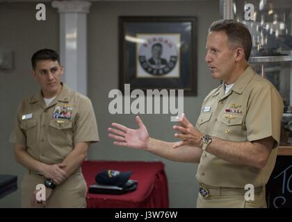 170501-N-NF288-045 Yokosuka, Giappone (1 maggio 2017) Capt. Mike Vernazza, senior intelligence officer detailer, parla ai marinai durante una guerra di intelligence roadshow della comunità in un quadrato di poppa a bordo della marina distribuita portaerei USS Ronald Reagan (CVN 76). Durante il roadshow, detailers discusso dello stato della Comunità, di manodopera e di possibilità di avanzamento. Ronald Reagan, il portabandiera del Carrier Strike gruppo 5, fornisce un combattimento-pronto forza che protegge e difende la collettiva degli interessi marittimi dei suoi alleati e partner in Indo-Asia-regione del Pacifico. (U.S. Navy Foto Stock