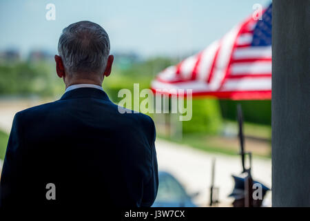 Il Segretario della Difesa Jim Mattis stand con il Ministro della difesa della Repubblica ceca Martin Stropnický durante una guardia d'onore cerimonia al Pentagono a Washington, 2 maggio 2017. (DOD foto di esercito Sgt. Ambra I. Smith) Foto Stock