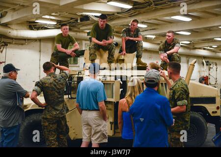 PORT EVERGLADES, Fla. - Marines spiegare il valore dell'Up-Armored Humvee per i membri della Comunità il 2 maggio 2017, durante il ventisettesimo flotta annuale Settimana Port Everglades. Quest'anno la settimana della flotta è maggio 1-7 e coinvolge non solo visite guidate di più navi entro la marina e la Guardia Costiera della flotta, ma anche di più i rapporti della comunità eventi da includere visite per le scuole, ospedali visite e altri impegni in tutta la zona circostante Port Everglades. Più di un centinaio di Marines con II Marine forza expeditionary fuori di Camp Lejeune, N.C., partecipano a eventi. (U.S. Marine Corps photo by SSgt. Reb Foto Stock