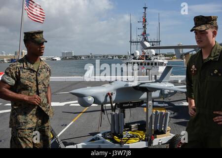 PORT EVERGLADES, Fla. - Marines spiegare il RQ-21 Blackjack per JROTC cadetti Maggio 2, 2017, durante il ventisettesimo flotta annuale Settimana Port Everglades. Quest'anno la settimana della flotta è maggio 1-7 e coinvolge non solo visite guidate di più navi entro la marina e la Guardia Costiera della flotta, ma anche di più i rapporti della comunità eventi da includere visite per le scuole, ospedali visite e altri impegni in tutta la zona circostante Port Everglades. Più di un centinaio di Marines con II Marine forza expeditionary fuori di Camp Lejeune, N.C., partecipano a eventi. (U.S. Marine Corps photo by SSgt. Rebekka S. Heite/Releas Foto Stock